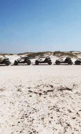 fila-de-buggies-en-la-playa